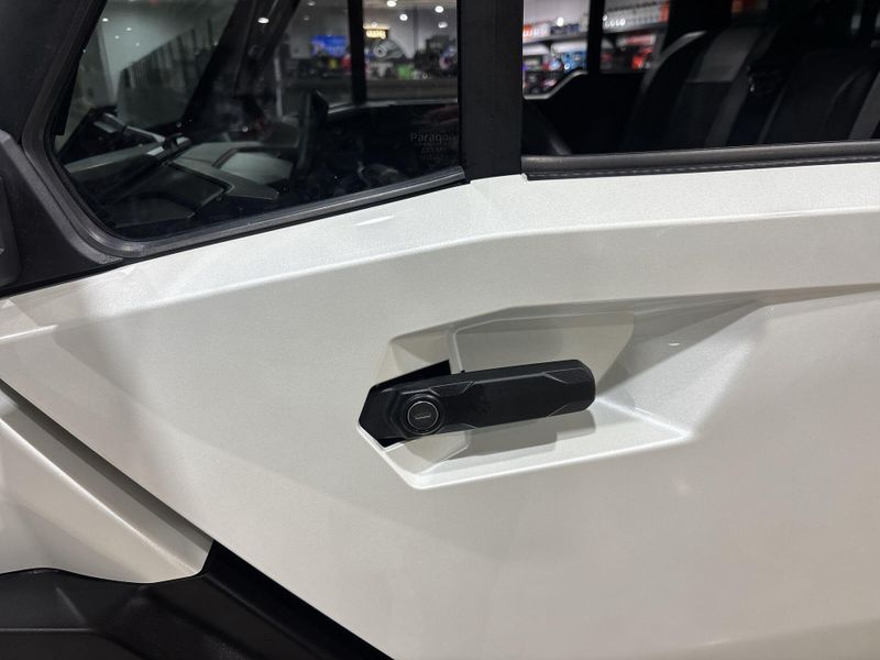 New 2027 Can-Am DEFENDER MAX LIMITED CAB HD11 Image 22