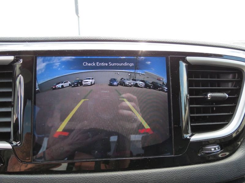 2020 Chrysler Pacifica Touring Plus photo 18