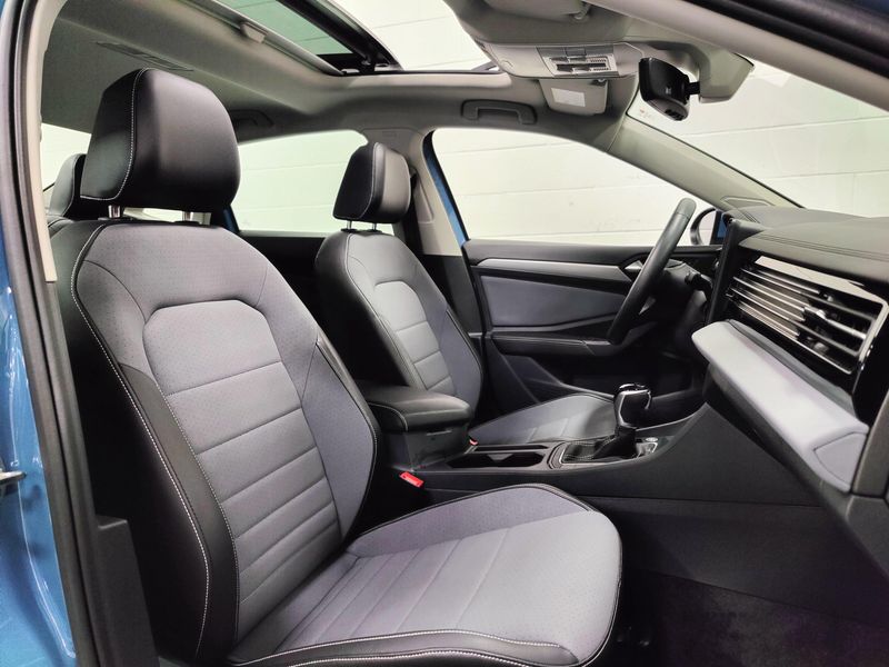 Used 2026 Volkswagen Jetta SE w/SunroofImage 4