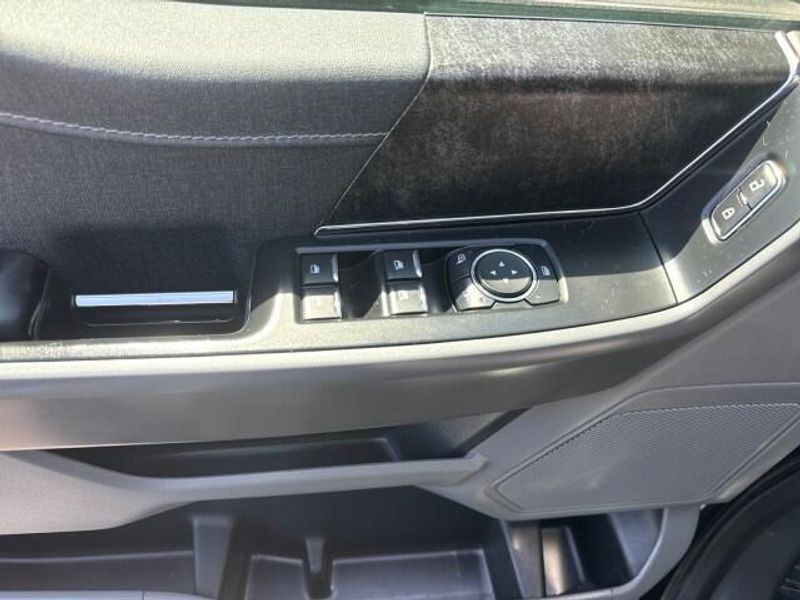 2023 Ford F-150 Lightning XLT photo 9