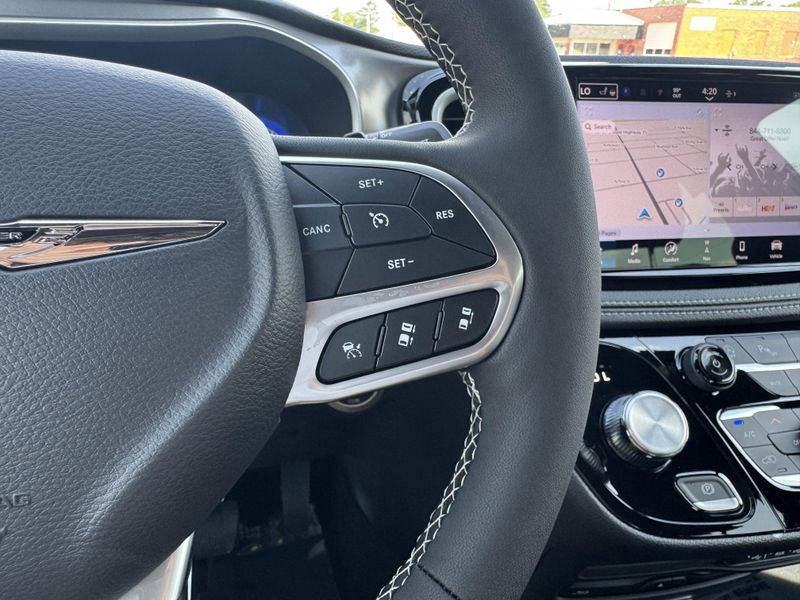 New 2025 Chrysler Pacifica SelectImage 19