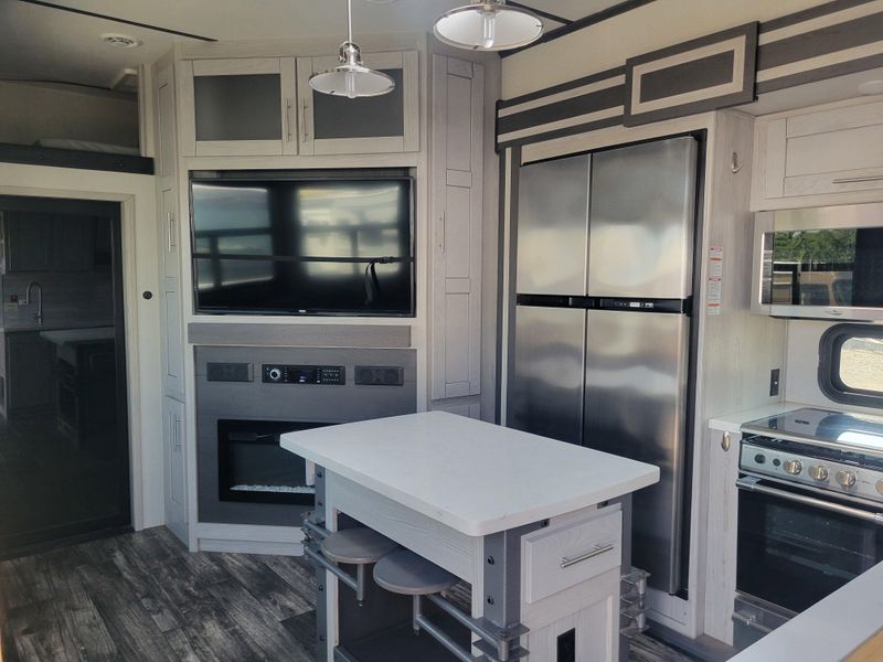Used 2021 KEYSTONE RV FUZION 373 Image 9