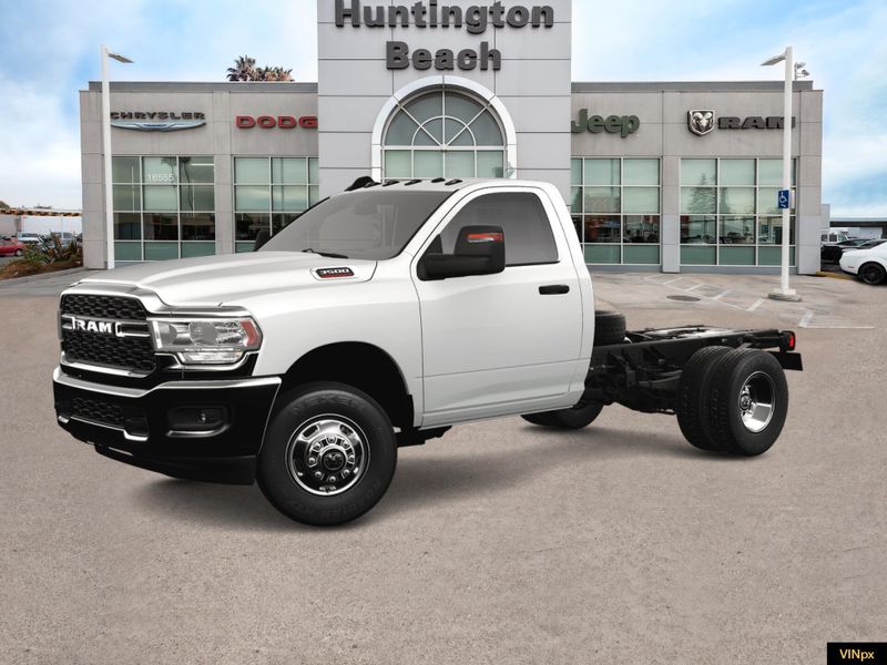 2023 RAM 3500 Chassis Cab Tradesman/SLTImage 2