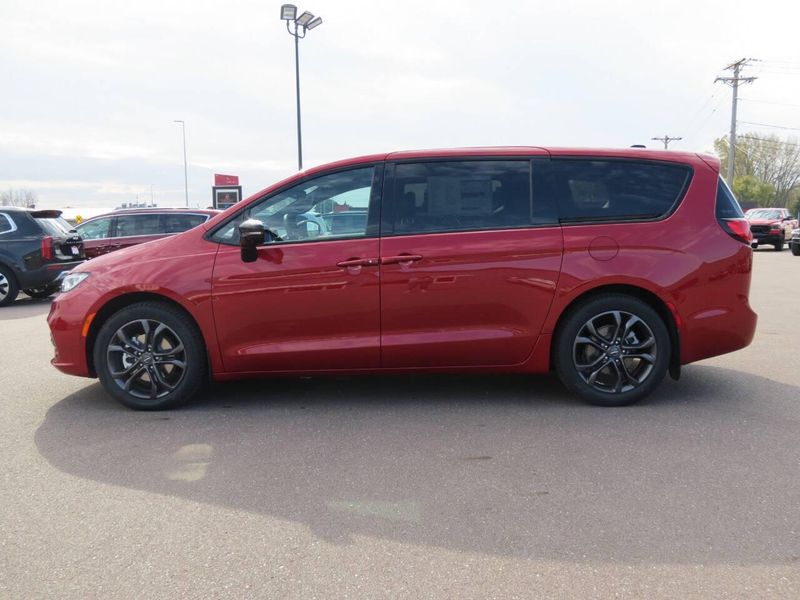 New 2026 Chrysler Pacifica SelectImage 5