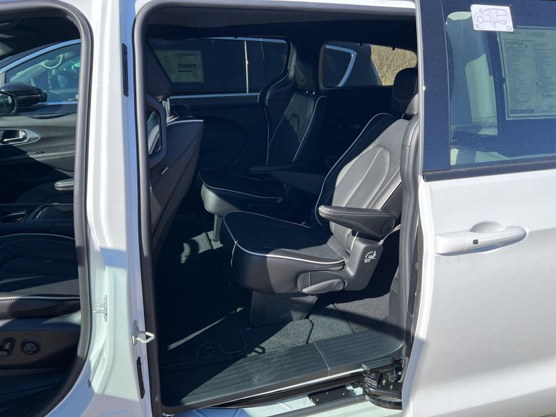 New 2026 Chrysler Pacifica LimitedImage 13