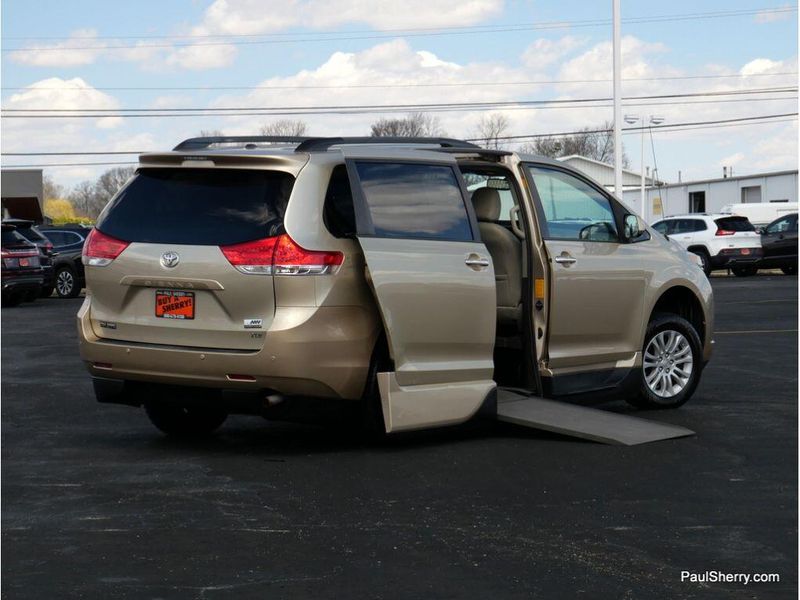 2014 Toyota Sienna XLEImage 6