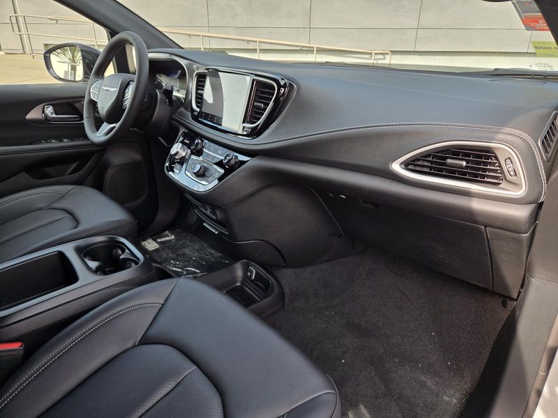 New 2026 Chrysler Pacifica Select FWD