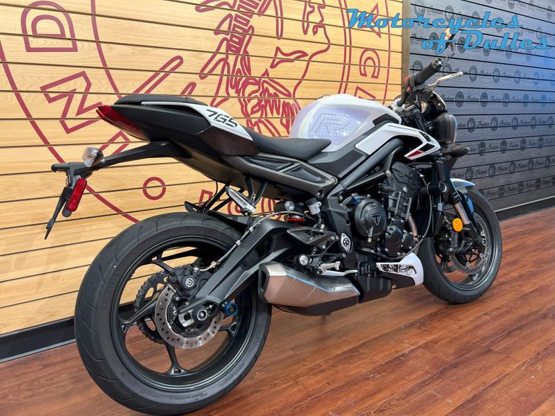 2024 Triumph Street Triple 765 R Image 9