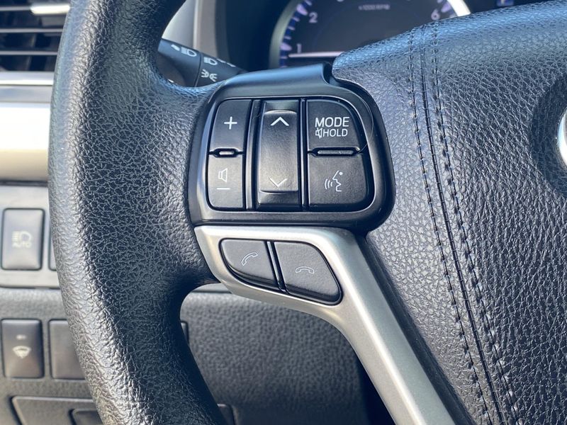 Used 2018 Toyota Highlander LEImage 26