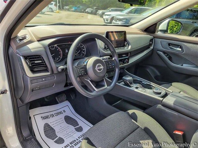 2022 Nissan Rogue SV photo 4