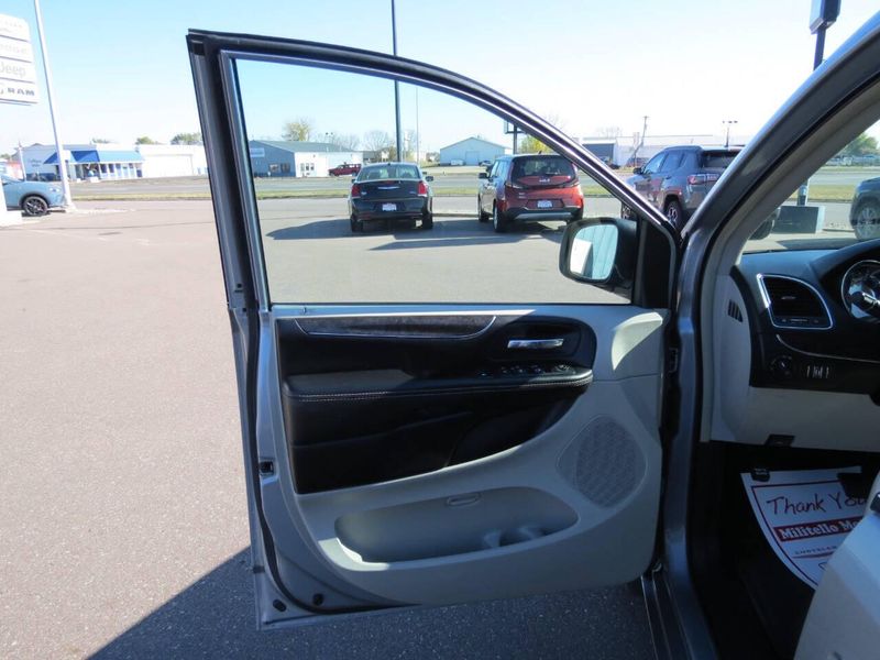 Used 2014 Chrysler Town & Country Touring L 4dr Mini VanImage 9