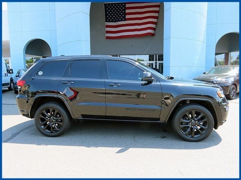 2021 Jeep Grand Cherokee Laredo XImage 2