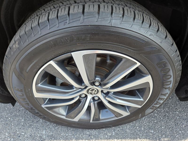 2022 Toyota Venza LE photo 12