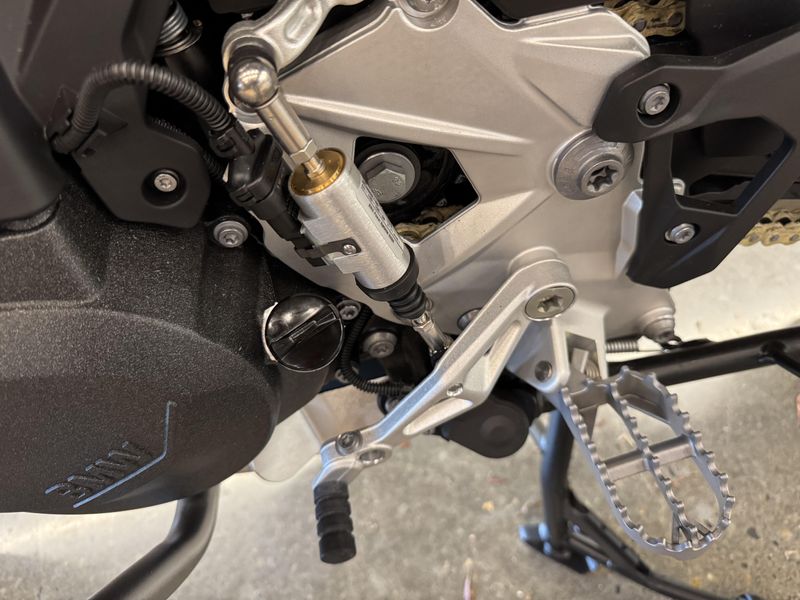 2025 BMW F 900 GS Adventure - WHITE ALUMINUM METALLIC MATTE 