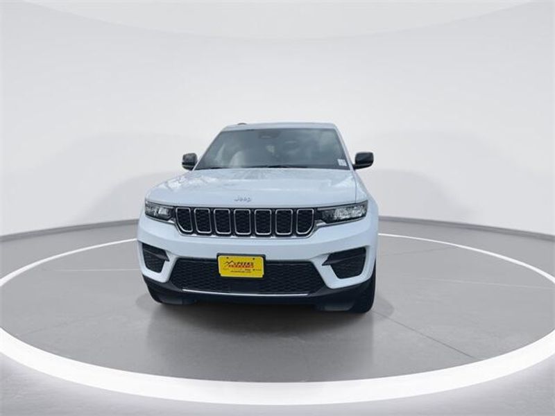 2025 Jeep Grand Cherokee Laredo photo 2