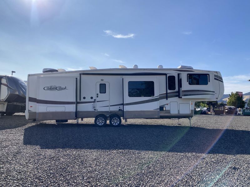 Used 2018 FOREST RIVER CEDAR CREEK 38 FLX Image 2