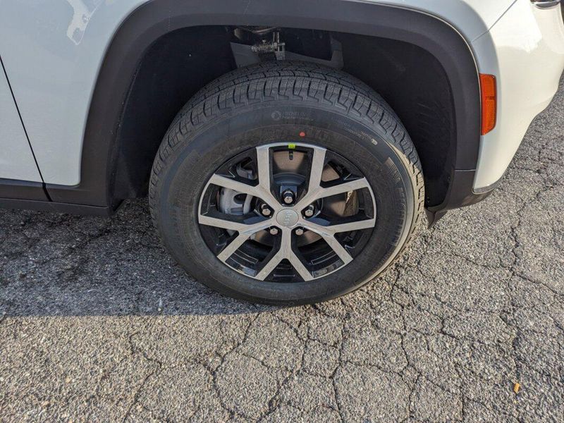 2025 Jeep Grand Cherokee L photo 3