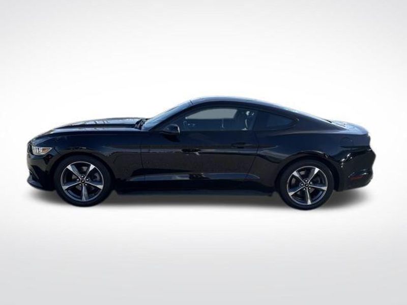 2016 Ford Mustang V6 photo 2