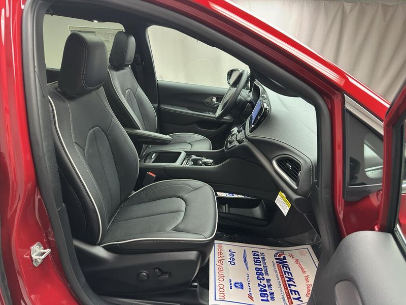 New 2027 Chrysler Pacifica Limited AwdImage 24