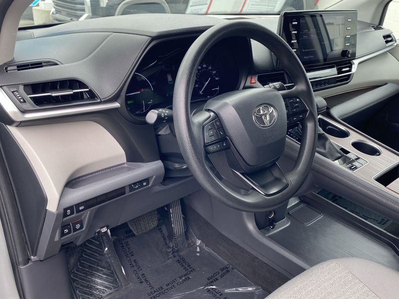 2024 Toyota Sienna LEImage 18