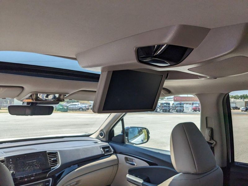 2022 Honda Pilot Touring 7-Passenger in a Platinum White Pearl exterior color and Beigeinterior. Johnson Dodge 601-693-6343 pixelmotiondemo.com 
