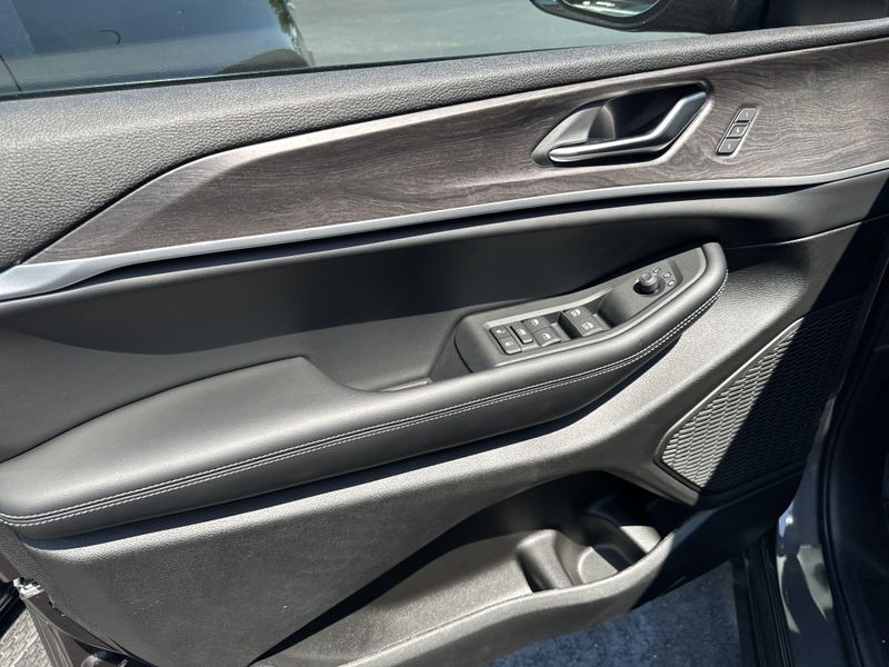 New 2025 Jeep Grand Cherokee L Limited 4x4Image 23