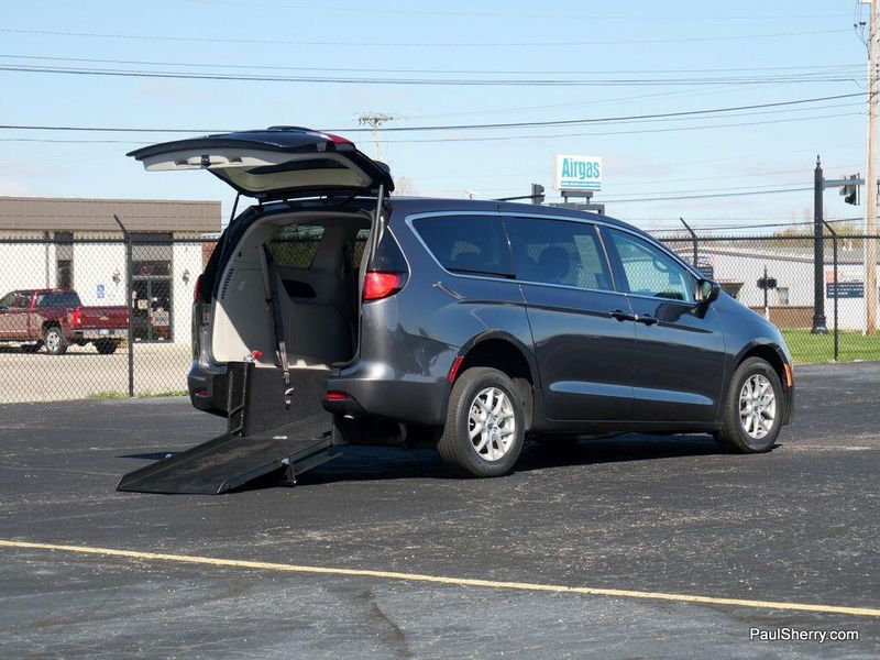 2022 Chrysler Voyager LXImage 32