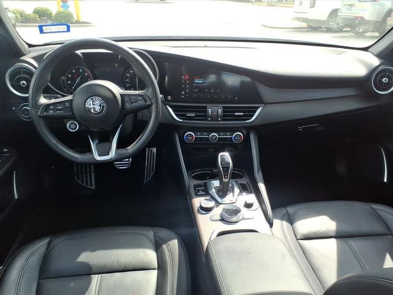 Used 2022 Alfa Romeo Giulia TiImage 4
