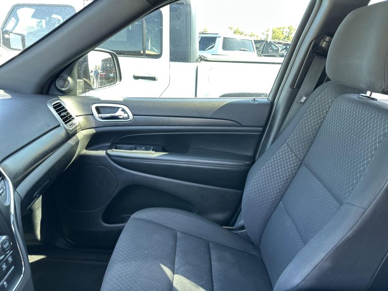 Used 2018 Jeep Grand Cherokee Laredo EImage 25