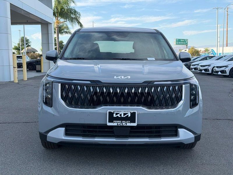 New 2027 Kia Carnival LXImage 2