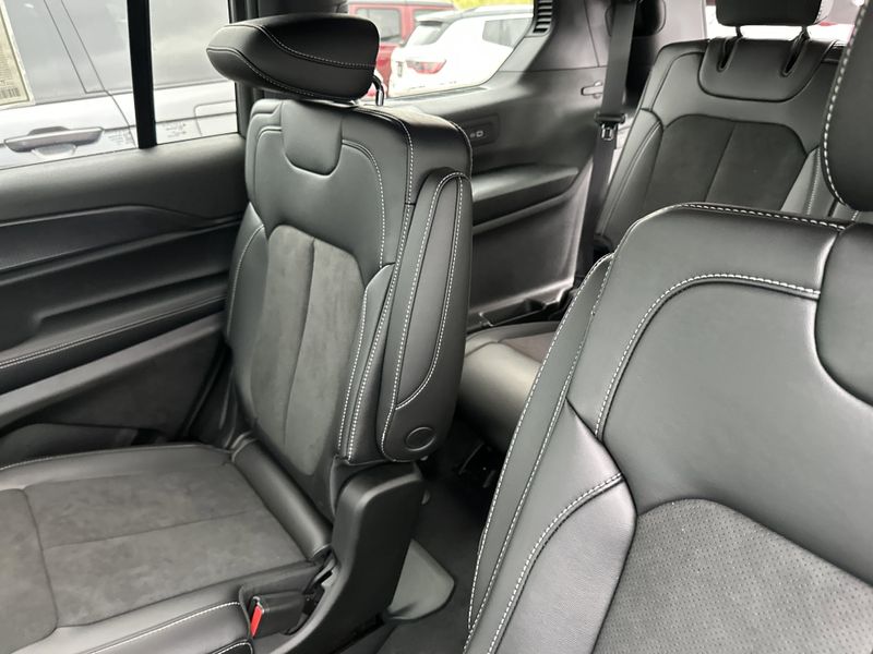 New 2025 Jeep Grand Cherokee L Altitude X 4x4Image 14