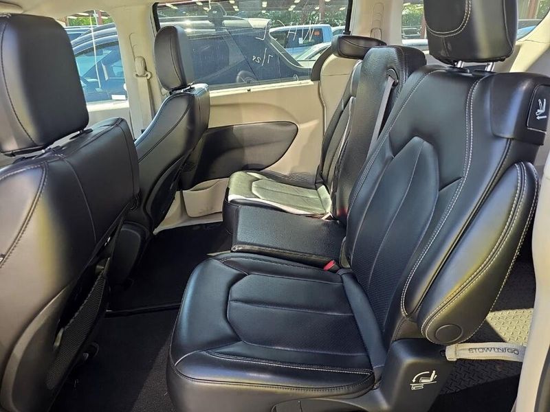 Used 2023 Chrysler Pacifica Touring L