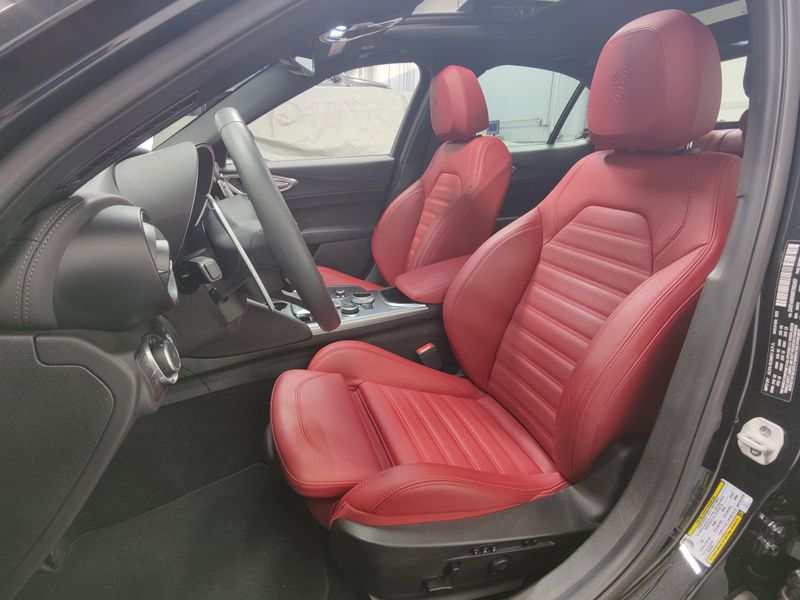 2024 Alfa Romeo Giulia Veloce Premium Q4 AWD w/Sunroof/NavImage 16
