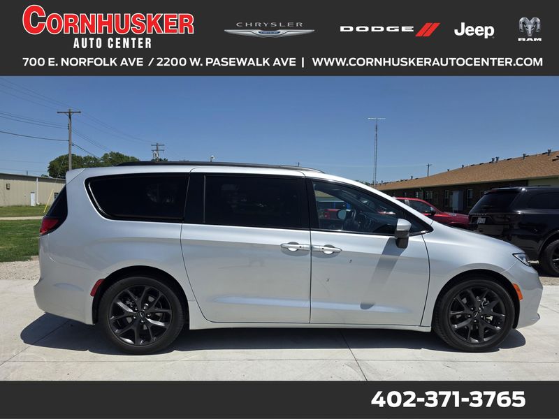 Used 2023 Chrysler Pacifica Touring LImage 1
