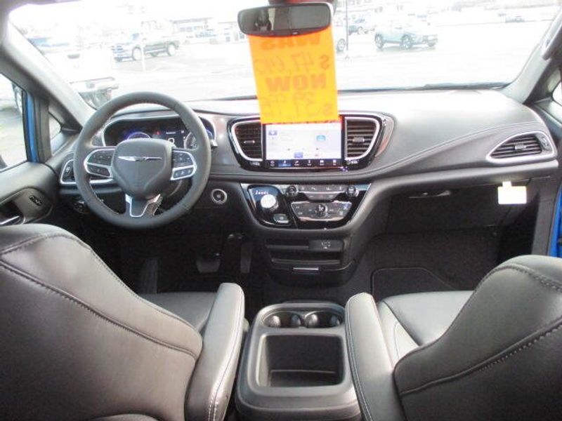 New 2026 Chrysler Pacifica SelectImage 30