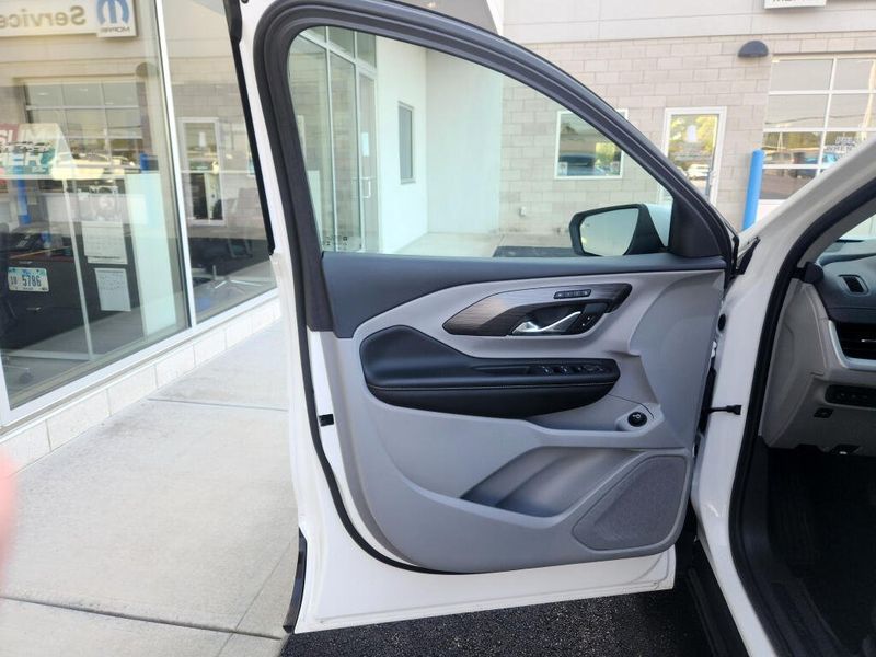 Used 2024 GMC Terrain SLT