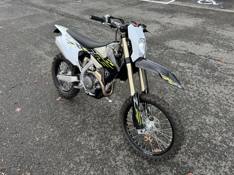 2026 Triumph TF250E - JET BLACK - PURE WHITE 