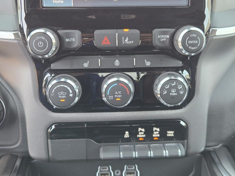 New 2026 RAM 1500 Big Horn Crew Cab 4x2 5'7' Box