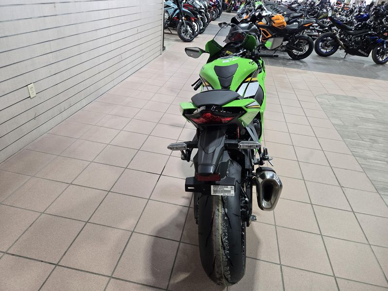 2025 Kawasaki NINJA ZX10R KRT EDITION LIME GREEN AND EBONY AND PEARL BLIZZARD WHITEImage 10