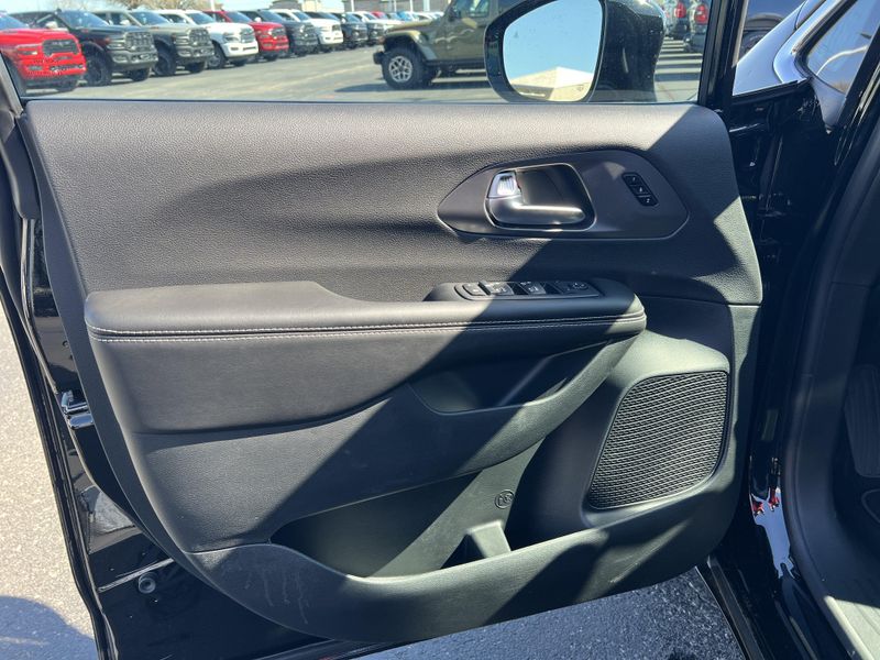 New 2026 Chrysler Pacifica SelectImage 11