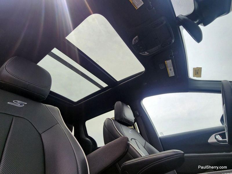 2025 Chrysler Pacifica LimitedImage 3