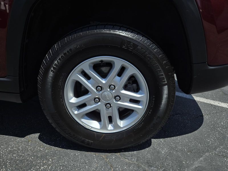 Used 2023 Jeep Grand Cherokee Laredo 4x2