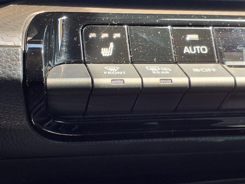 2023 Toyota Prius XLEImage 6