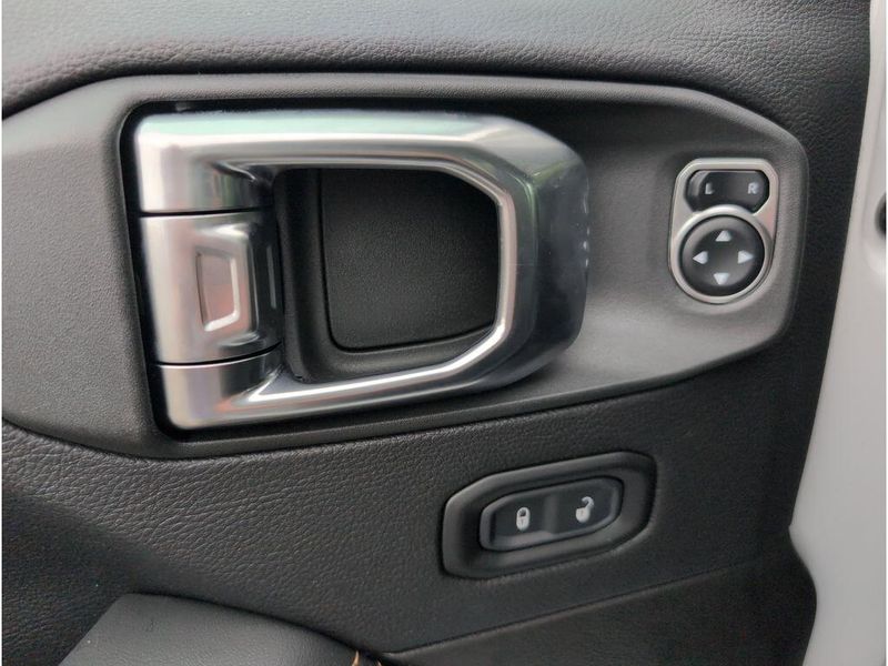 New 2025 Jeep Wrangler 4-door SaharaImage 13