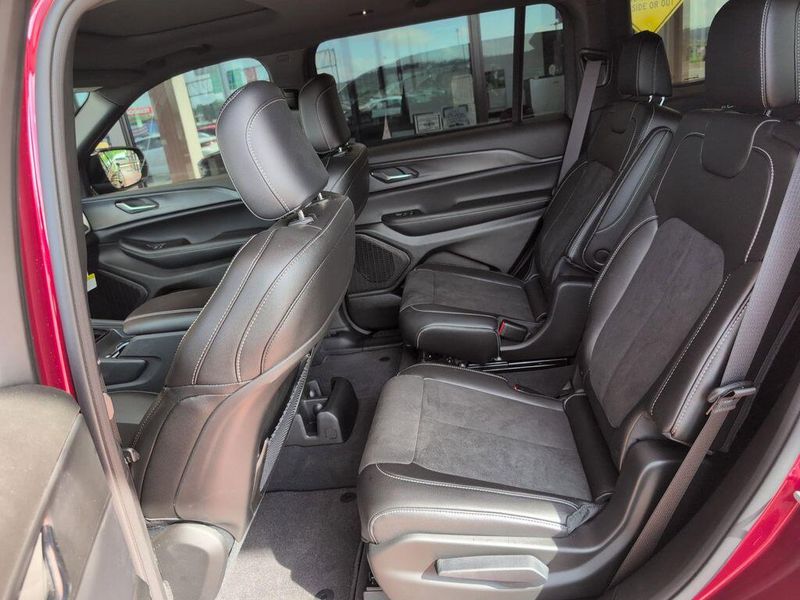 2024 Jeep Grand Cherokee L Altitude X 4x4Image 28