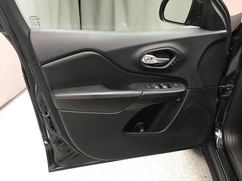 Used 2015 Jeep Cherokee LimitedImage 3