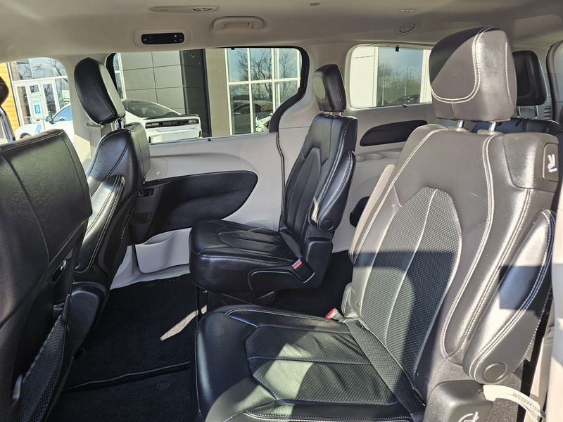 Used 2022 Chrysler Pacifica Touring LImage 18