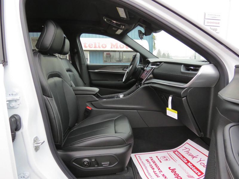 New 2025 Jeep Grand Cherokee Limited 4x4Image 18