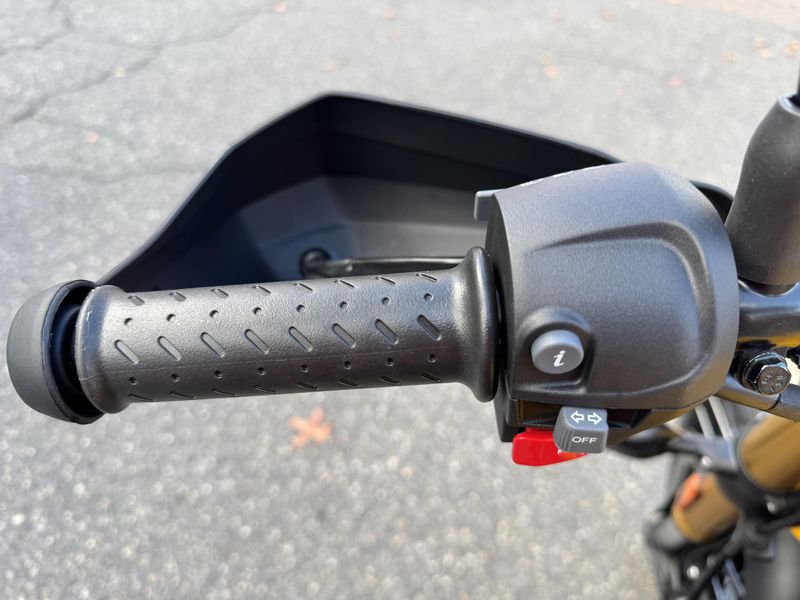 2026 Triumph Scrambler 400 XC - RACING YELLOW 