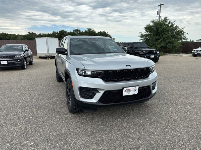 2024 Jeep Grand Cherokee Altitude X 4x4Image 2